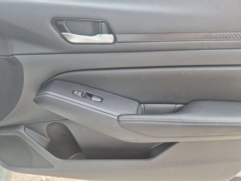 Used 2025 Nissan Altima 2.5 SV FWD image 32