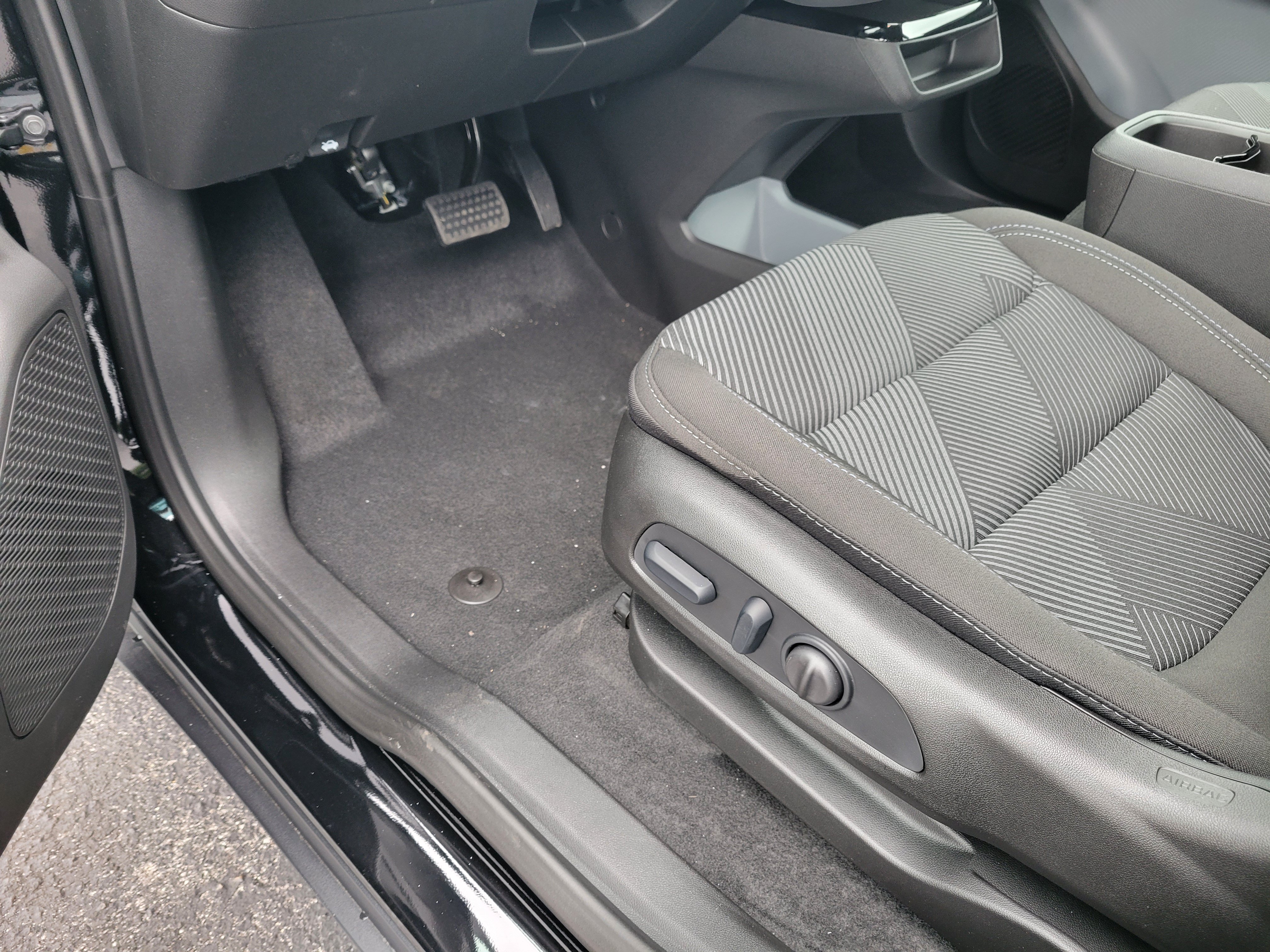 New 2027 Chevrolet Bolt LT w/ Comfort Package FWD image 24