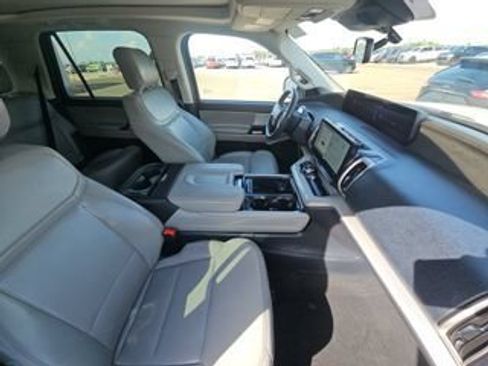 Used 2025 Ford Expedition Active AWD/4WD image 9