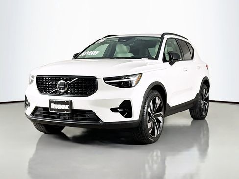 Certified 2026 Volvo XC40 B5 Ultra w/ Climate Package image 3