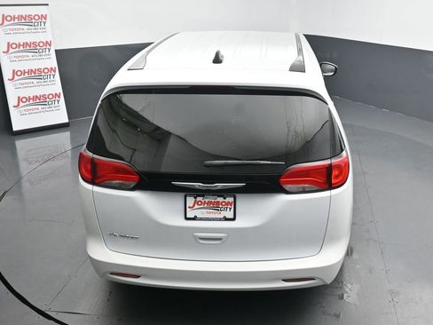 Used 2022 Chrysler Voyager LX image 30