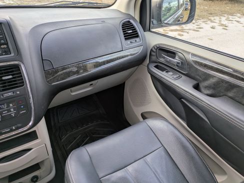 Used 2014 Chrysler Town & Country Touring image 17