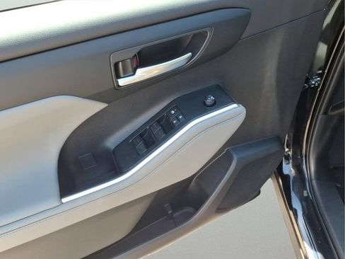Used 2024 Toyota Highlander XLE AWD/4WD image 16