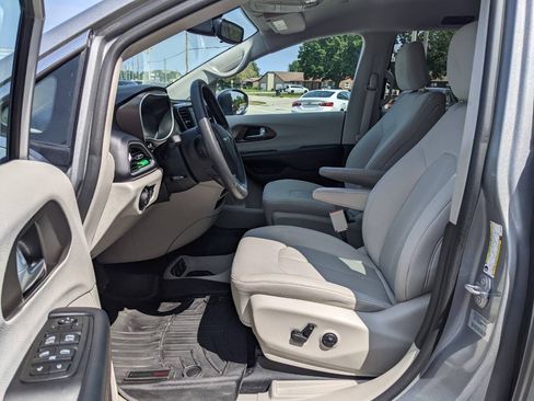 Used 2017 Chrysler Pacifica Touring FWD image 10