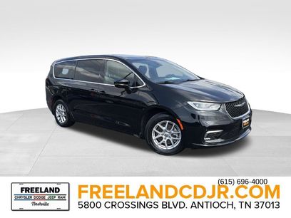Used 2025 Chrysler Pacifica Select