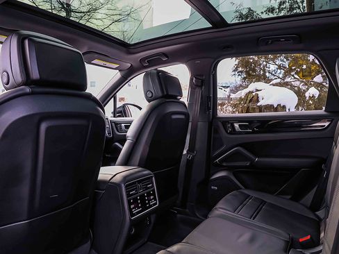 Used 2021 Porsche Cayenne S image 23