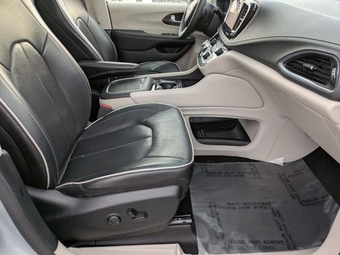 Used 2023 Chrysler Pacifica Limited image 30