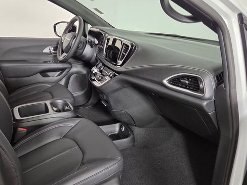 New 2026 Chrysler Pacifica Select image 37