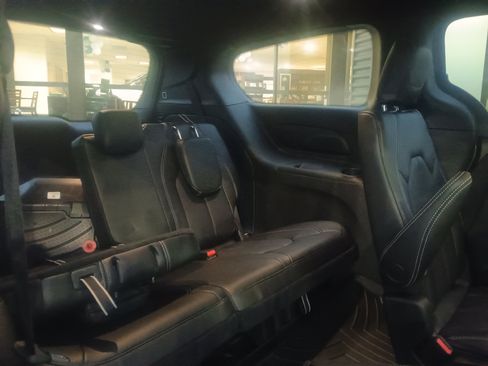 Used 2025 Chrysler Pacifica Select image 13