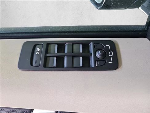 Used 2025 Land Rover Discovery Sport S image 28