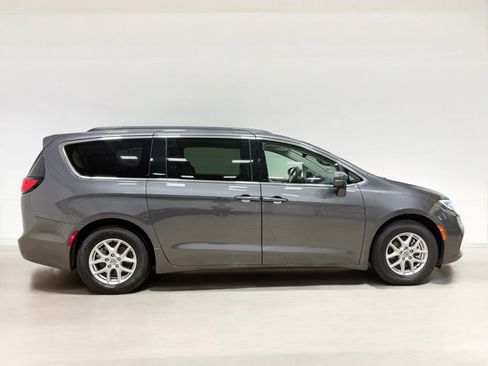 Used 2022 Chrysler Pacifica Touring-L image 7