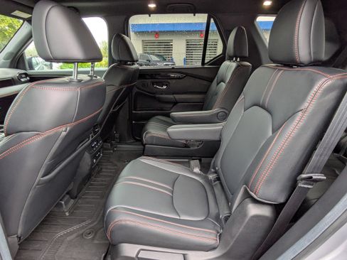 Used 2025 Honda Pilot TrailSport image 18