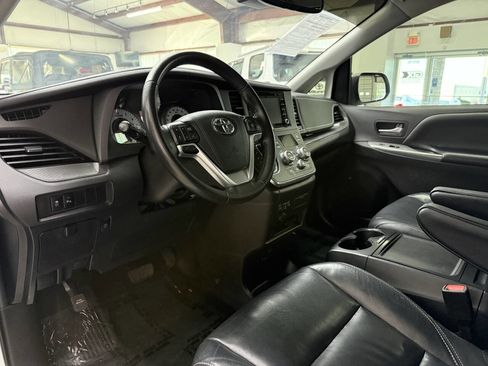 Used 2019 Toyota Sienna SE Premium FWD image 18