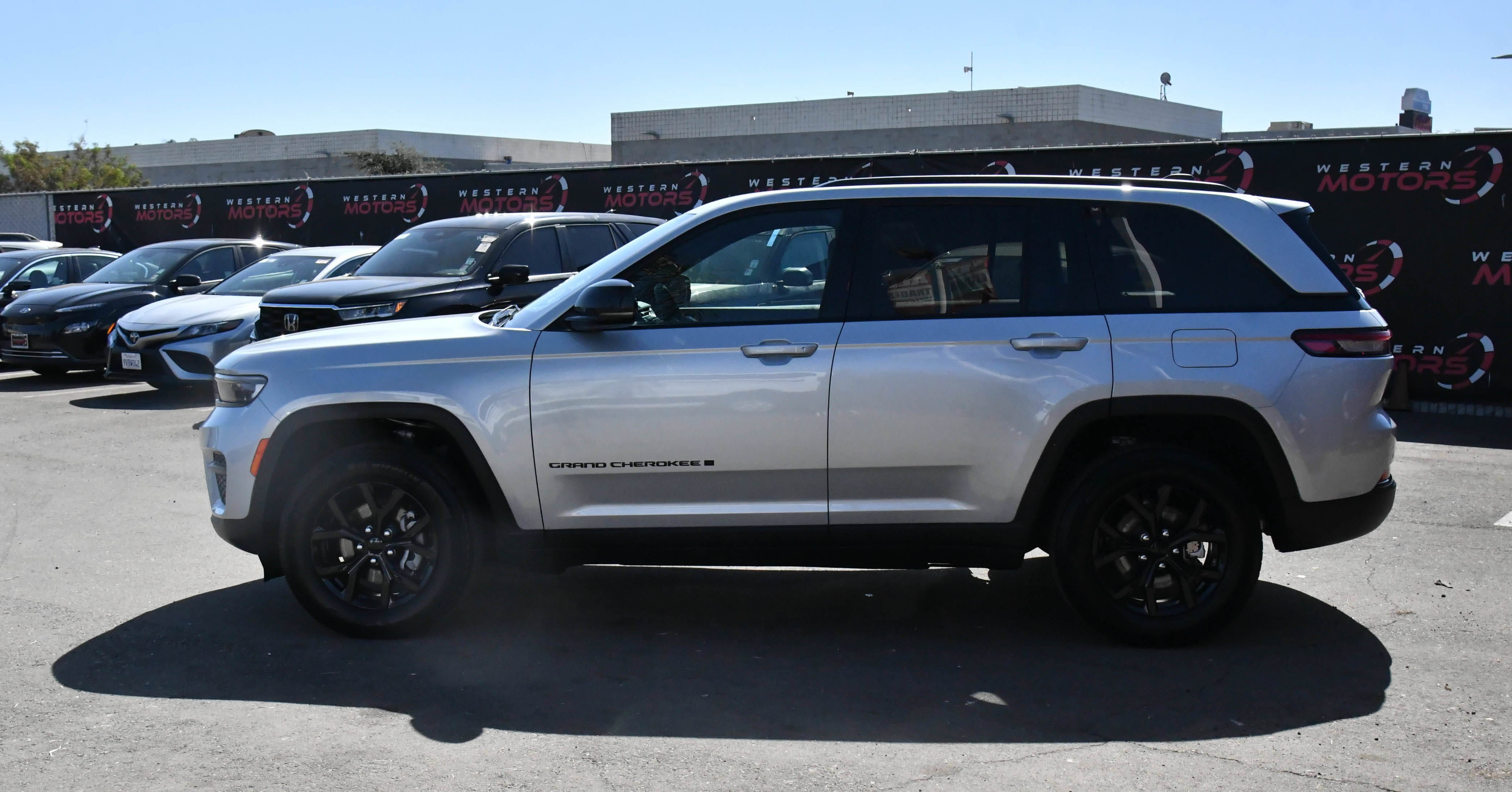 Used 2025 Jeep Grand Cherokee Altitude AWD/4WD image 4