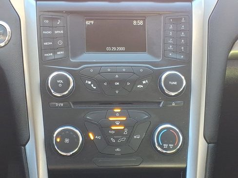 Used 2017 Ford Fusion SE FWD image 5