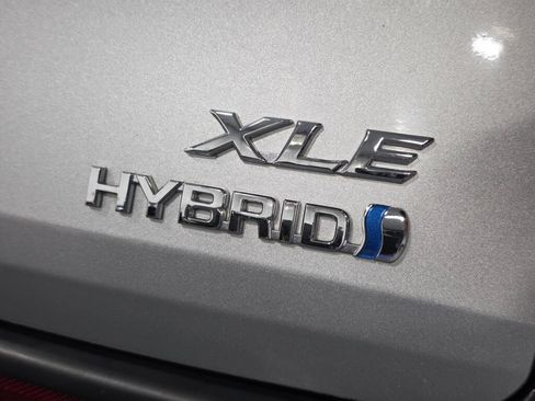 Used 2023 Toyota Sienna XLE AWD/4WD image 5