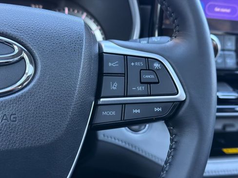 Used 2023 Toyota Highlander XLE image 24