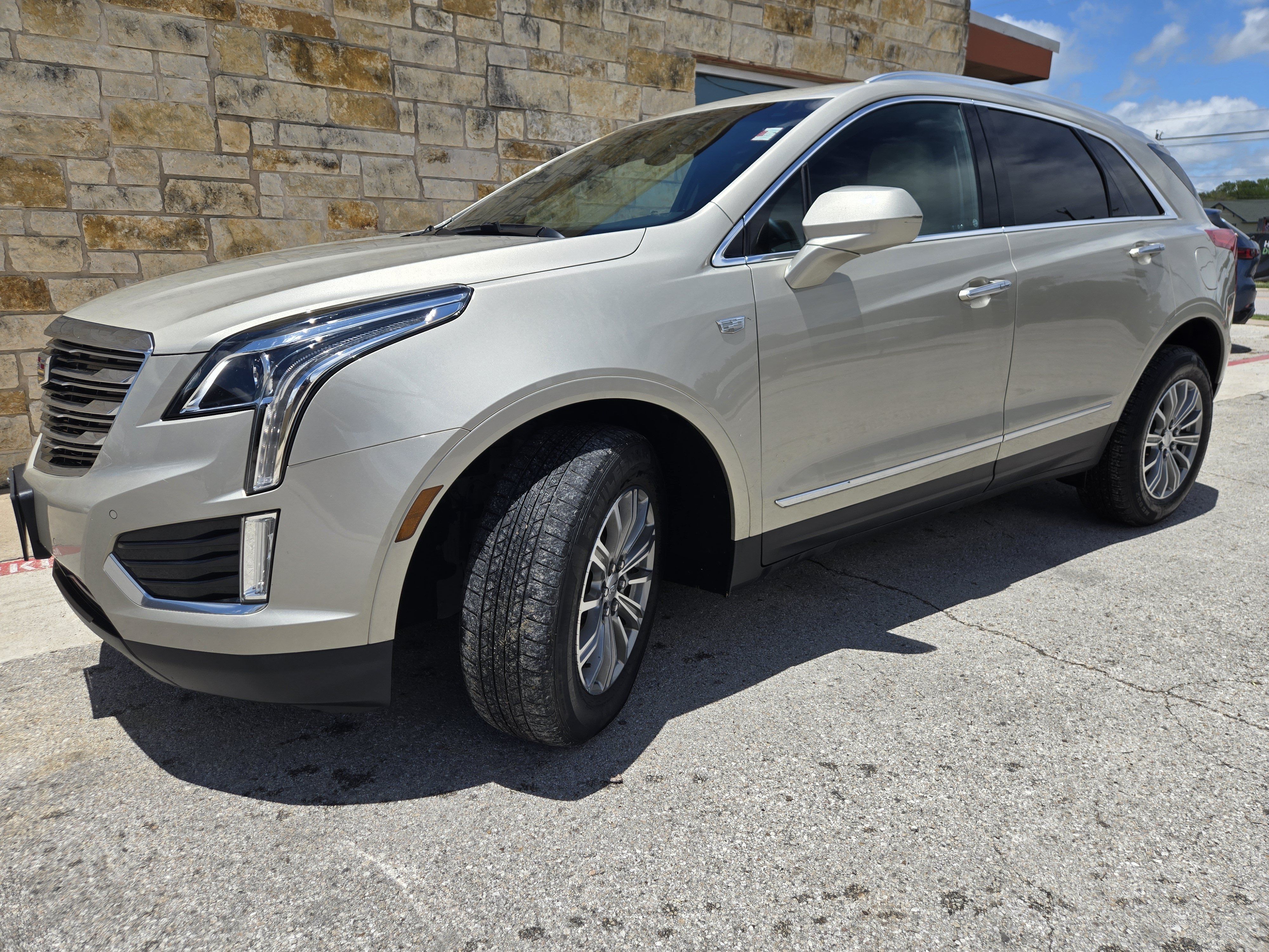 Used 2017 Cadillac XT5 Luxury w/ Driver Awareness Package FWD image 2