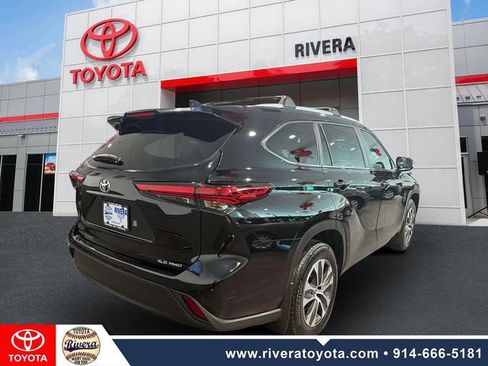 Used 2023 Toyota Highlander XLE AWD/4WD image 6
