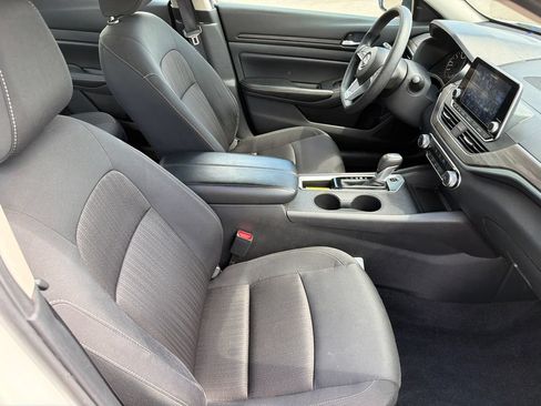 Used 2025 Nissan Altima 2.5 SV FWD image 13