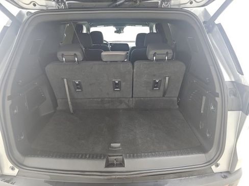 Used 2025 Chevrolet Traverse LT image 9