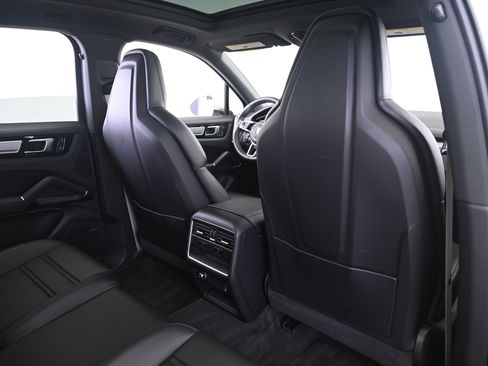 Certified 2023 Porsche Cayenne Platinum Edition AWD/4WD image 17