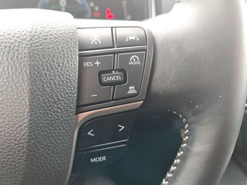 Used 2025 Toyota Camry SE w/ Convenience Package image 17