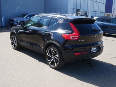 Used 2022 Volvo XC40 T5 R-Design image 5