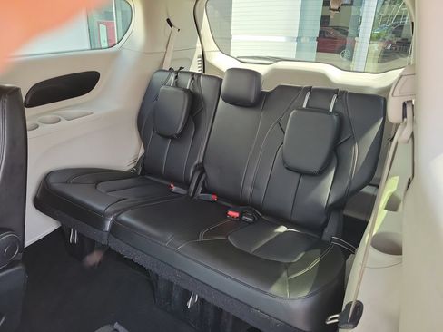 Used 2023 Chrysler Pacifica Touring-L FWD image 13