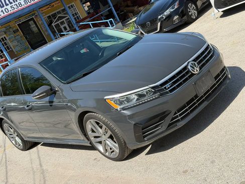 Used 2018 Volkswagen Passat 2.0T R-Line w/ R-Line Lighting Package FWD image 8