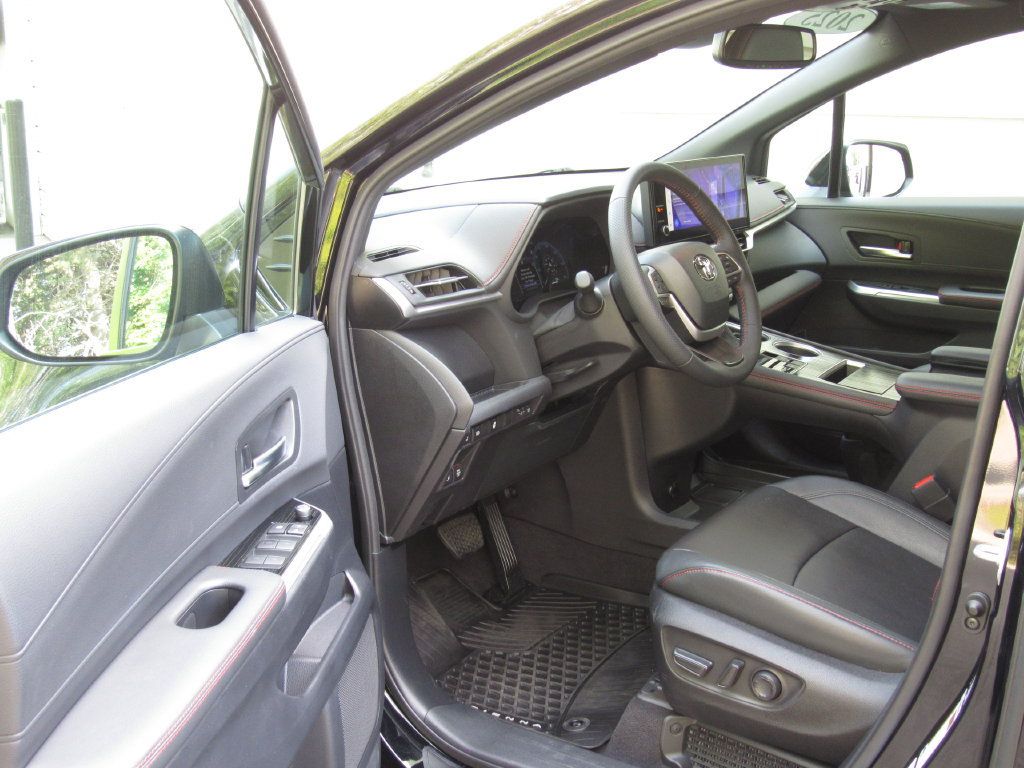 Used 2025 Toyota Sienna XSE AWD/4WD image 10
