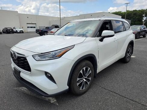 Used 2021 Toyota Highlander XLE AWD/4WD image 3
