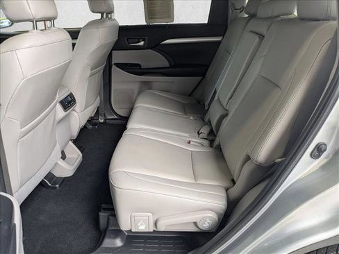 Used 2019 Toyota Highlander XLE AWD/4WD image 17