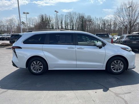 Used 2023 Toyota Sienna XLE image 4
