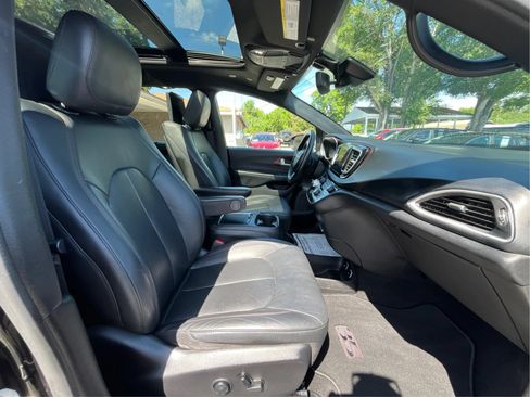 Used 2020 Chrysler Pacifica Touring-L FWD image 25