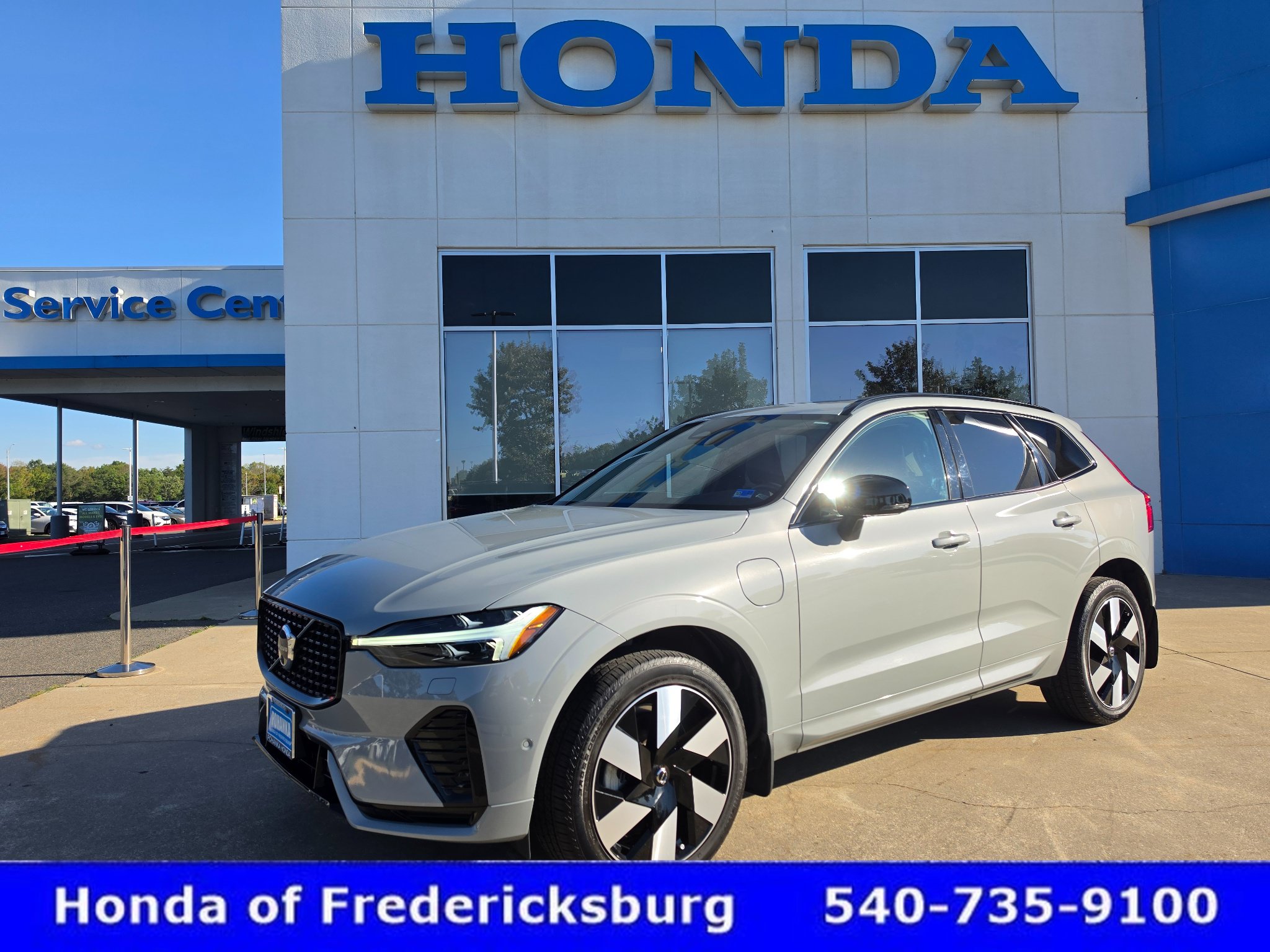 Used 2025 Volvo XC60 T8 Plus w/ Protection Package Premier AWD/4WD image 1