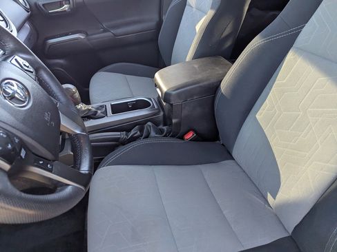 Used 2021 Toyota Tacoma TRD Sport w/ Technology Package image 19