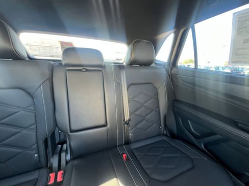 Used 2025 Volkswagen Atlas Cross Sport SE image 37
