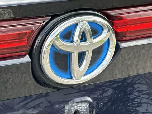 Used 2022 Toyota Venza XLE image 17