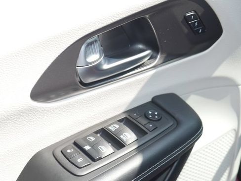 Used 2023 Chrysler Pacifica Touring-L FWD image 14