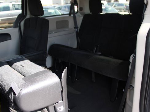 Used 2016 Dodge Grand Caravan SXT FWD image 14