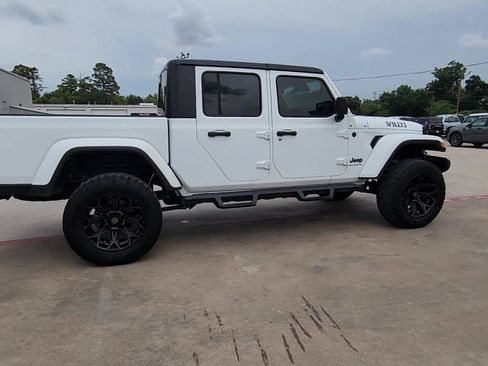 Used 2024 Jeep Gladiator Sport AWD/4WD image 9
