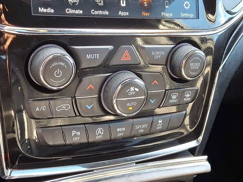 Used 2022 Jeep Grand Cherokee Limited image 18