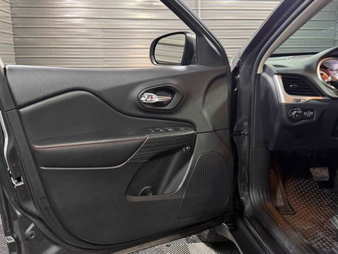 Used 2016 Jeep Cherokee Trailhawk w/ Cold Weather Group image 29