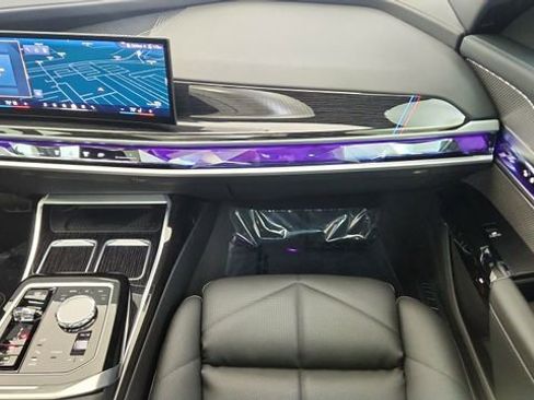 Used 2025 BMW 740i image 40