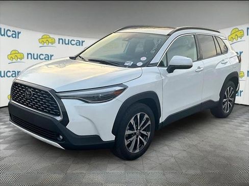 Used 2022 Toyota Corolla Cross XLE w/ Convenience Package image 2