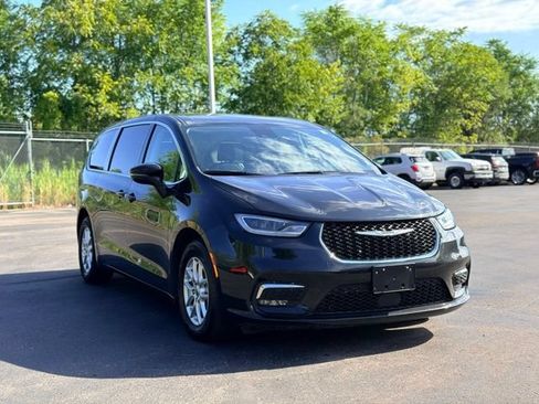 Used 2023 Chrysler Pacifica Touring-L FWD image 3