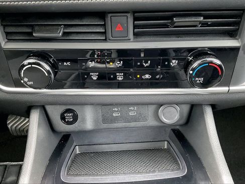Used 2024 Nissan Rogue S FWD image 18
