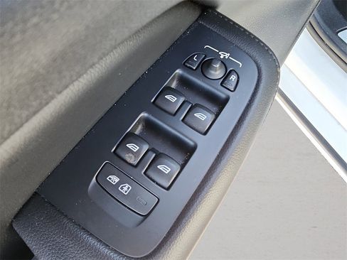 Used 2020 Volvo S60 T5 Momentum image 15