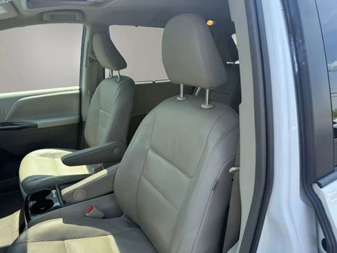 Used 2018 Toyota Sienna XLE w/ XLE Navigation Package AWD/4WD image 15